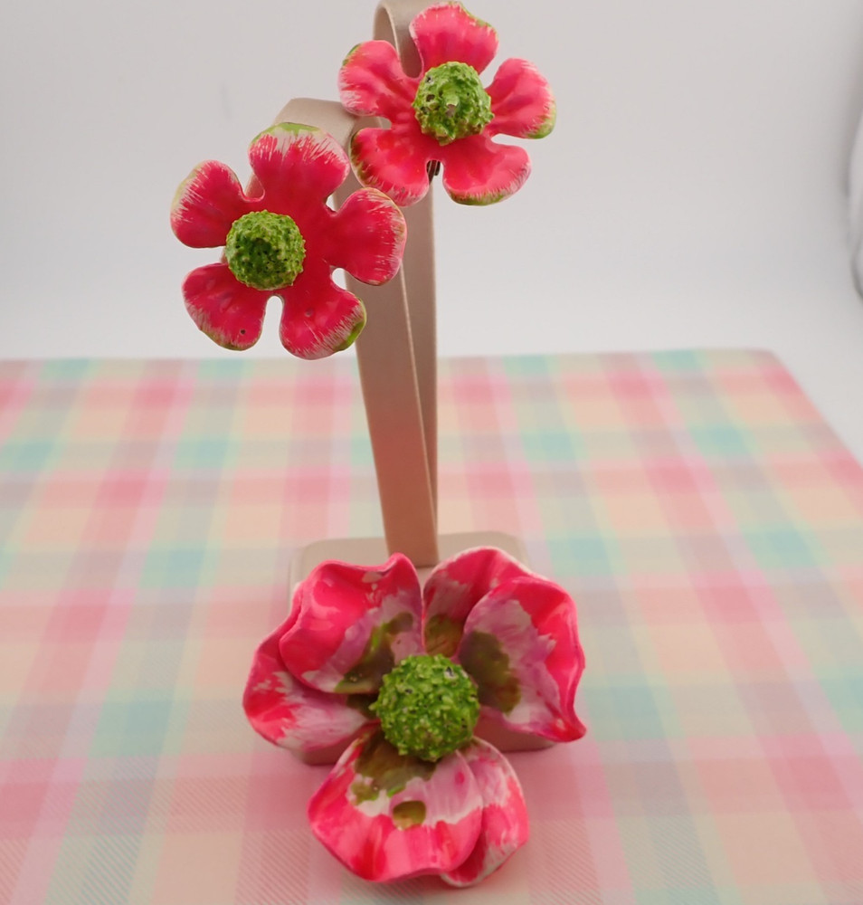Vintage Neon Pink Green High Relief Resin Flower Pin Brooch Clip Earring Set