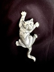 Vintage Climbing Cat Tabby Brooch Signed JJ Jonette Jewelry Pewter Pin 1.75″