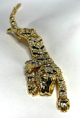 STUNNING VINTAGE SHOULDER BROOCH TIGER, CAT, GOLDTONE GREEN EYED 7.5″ x 1 1/2″