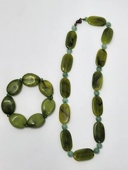 Vintage Green Lucite Faux Jade 18″ Necklace and Elastic Bracelet Set Lightweight