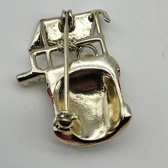 Fabulous vintage wishing well faux pearl brooch pin whimsical fun
