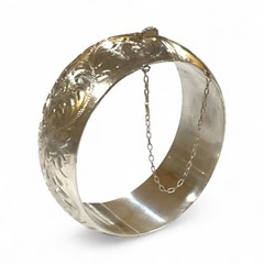 VINTAGE STERLING Silver ETCHED HINGED BANGLE Check Last Pictures