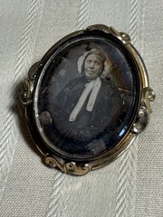 c1850 DAGUERREOTYPE Photo Antique Gold Filled Pin Brooch Woman Banana Curls