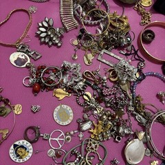 Vintage/Costume Jewelry Lot bracelets chains /Costume Pieces! Nice Stuff!