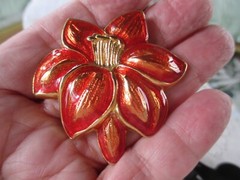 TONA RED/ORANGE GOLD TONE FLOWER BROOCH VINTAGE MADE USA