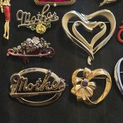 22 VINTAGE BROOCH COSTUME JEWELRY LOT HEARTS MOTHERS DAY FLOWER AVON JJ GERRYS