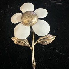 Vintage 1968 Sarah Coventry Flower Flattery White Gold Enamel Brooch w Earrings