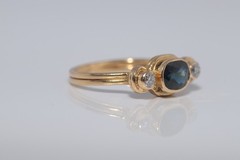 Vintage Circa 1980s 18k Gold Natural Diamond And Oval Cut Sapphire Ring