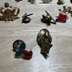 Vintage lot of Assorted Pins. 19 Pieces. Lot 296