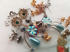 10 LOT D VINTAGE ESTATE PIERCED EARRINGS ALL DAINTY SOME HUGGIE & DANGLE