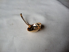 VTG 1970s SPIRAL SEASHELL GOLD TONE HINGED W/SAFETY CATCH DRESS/SCARF CLIP