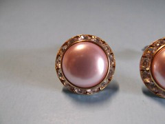 1 Pair Old Gold Tone Diamond Circle w/Pinkish Pearl Middle Clip On .75″in Wide
