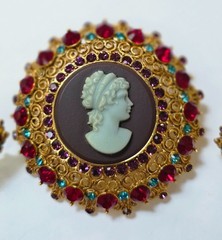 JOAN RIVERS Huge Gold Tone Cameo Pin Brooch with Matching clip-on earrings Rare!