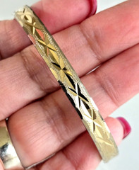 Vintage Diamond Cut Gold Tone Hinged Oval Bangle Bracelet 6-7/8″ Tension Clasp