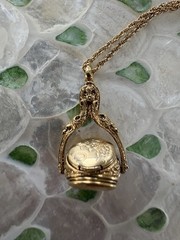 Vintage 1928 “Brand” Gold-tone 3-Sided Spin- Photo Locket Necklace 31” Chain 103