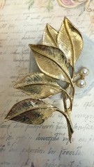 Gerry’s – Vintage Spray Of Leaves Brooch – 2.75″ Gold Tone & Faux Pearls #2840