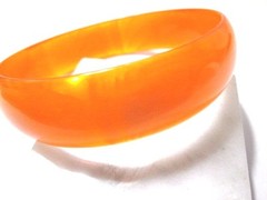 VINTAGE PLASTIC BRACELET 1970-80S WHITISH MARBLED PARTIAL TRANSLUCENT BANGLE