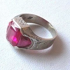 VINTAGE 10K WHITE GOLD LARGE RED SYNTHETIC RUBY MEN’S WOMEN’S UNISEX RING