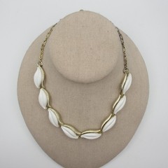 Vintage Lucite Necklace Thermoset Leaf White Gold Tone 15 Inch