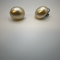 Vintage Marvella Clip On Earrings – Cream Circle
