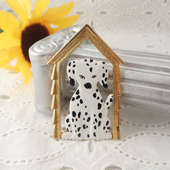 VINTAGE JJ JONETTE ENAMEL DALMATIAN DOG IN HOUSE GOLD TONE PIN BROOCH
