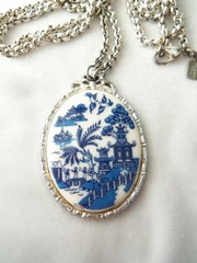 Vintage 1928 Co Blue Willow Scene Porcelain Pendant Necklace