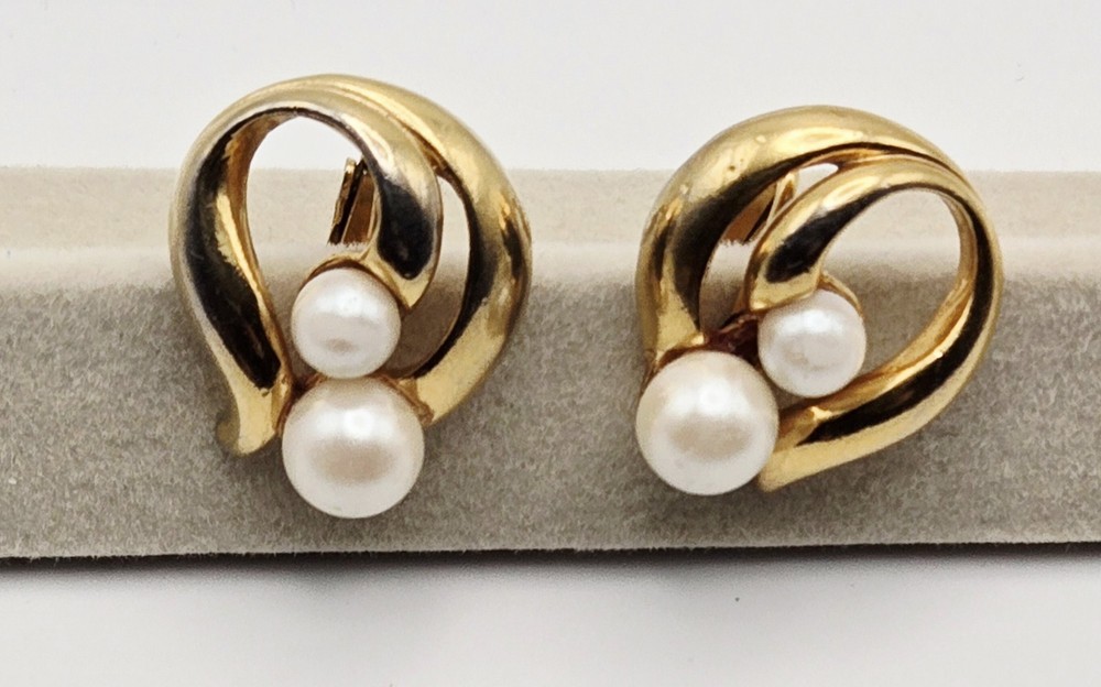 Vtg 1990s Signed AVON Modern Classic Gold Tone Swirl Faux Pearl Pierced Earrings