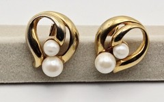 Vtg 1990s Signed AVON Modern Classic Gold Tone Swirl Faux Pearl Pierced Earrings