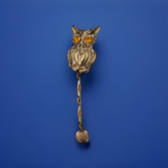 VTG Gold-tone metal articulated owl brooch with rhinestone eyes and dangle chain