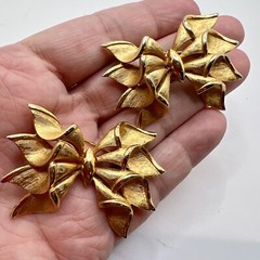 Set of 2 -Vintage FRANCOIS for CORO BOW BROOCH – Gold Plated – Mid Century Pins