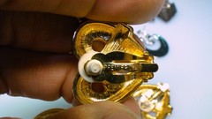 Huge Lot 80s Vint. Earrings 29pr Gold Tone Doorknocker Monet – Isle of Skye etc.
