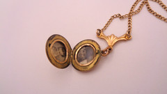 Vintage Gold-Filled Round Photo Locket & Chain Necklace