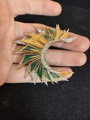 VINTAGE JOMAZ SIGNED GREEN BLUE ENAMEL GOLD TONE RHINESTONE PIN BROOCH 2.25”