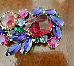 VTG. SIGNED WEISS PURPLE & PINK RHINESTONE BROOCH / RARE FANTASY INVERTED STONE
