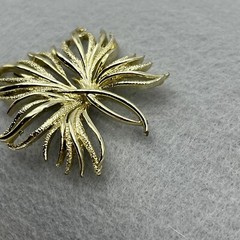 Large Vintage Unbranded Gold Tone Metal Pin Brooch Wispy Leaf Fronds