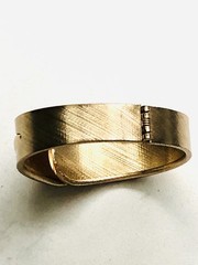 VTG SARAH COVENTRY HINGED SHINY/TEXTURED GOLDTONE CLAMPER BYPASS BANGLE BRACELET