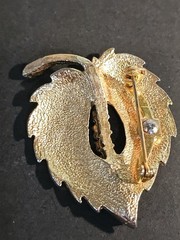 Vintage Brooch Gold Tone Leaf Textured Prong Set Rhinestones Center
