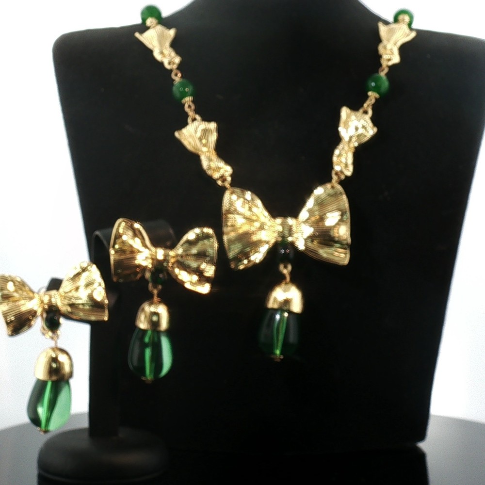 Vintage Catwalk John Jewelry Set – Gold‑Tone Bow Necklace & Green Drop Earrings