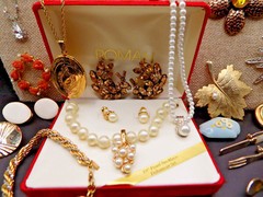 VINTAGE JEWELRY LOT Many Signed Necklaces Brooches Earrings & Bracelets (L2)