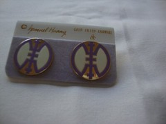 VINTAGE SAMUEL HUANG DESIGNER CLOISONNE ‘SHOU’ LAVENDER & CREAM STUD EARRINGS