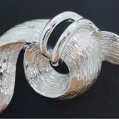 Vintage Lisner Textured Brooch Swirl Bow Pin Brushed Silver Tone MCM Ribbon