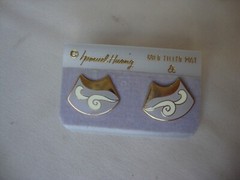 VINTAGE SAMUEL HUANG DESIGNER CLOISONNE RETRO ABSTRACT FAN WHITE & GRAY EARRINGS