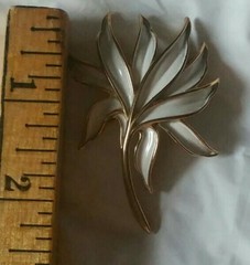 VTG CROWN TRIFARI GOLD TONE METAL WHITE ENAMEL FLOWER PIN BROOCH dated 1955-1969