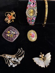 Vintage Jewelry Lot (8) 2 Watches 1 Bracelet 5 Brooches Mint Japan