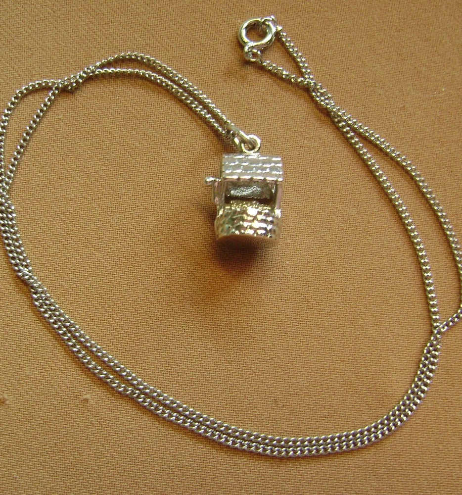 VINTAGE WISHING WELL GOOD LUCK SILVER TONE CHAIN CHARM PENDANT NECKLACE!!!