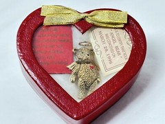 THE BEAR CLUB 24k Gold-Plated Pewter Teddy Bear Pin in Heart Shaped Box 1996