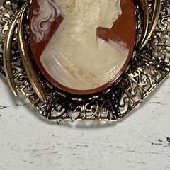 Vintage Cameo Pendant Gold Toned Filigree 1950s-1970s Costumer Jewelry