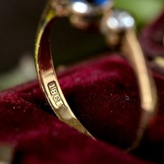 LOVELY ANTIQUE ENGLISH 18K GOLD DIAMOND SAPPHIRE 3-STONE RING c1890