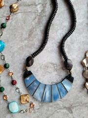 NICE JEWELRY LOT VTG -MOD BEADED NECKLACES GLASS SHELL INLAY LUCITE WOOD PENDANT