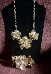 Signed “VCLM” Victorian Style Bold Y2K Gold Flower Necklace Bracelet Set 💕
